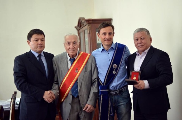 Награждают Акрамова Э.Х и Ваккера Е.