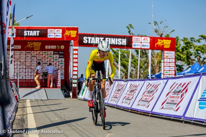 Маткаримов Шахрух сразу после старта разделки 21,4 км, юниоры