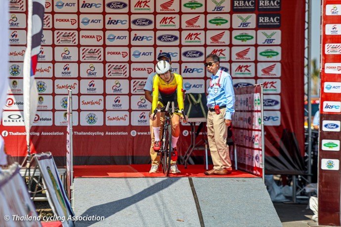 Маткаримов Шахрух готовится к старту разделки 21,4 км, юниоры