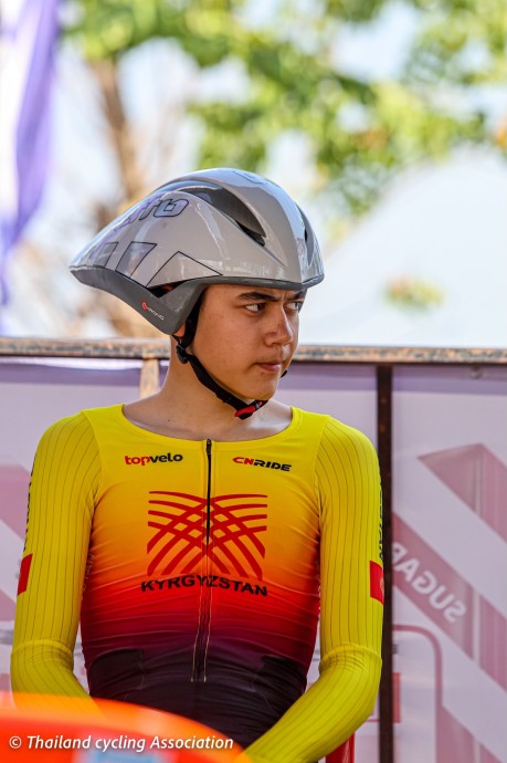 Маткаримов Шахрух готовится к старту разделки 21,4 км в зоне ожидания, юниоры