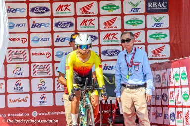 Данияр Велямов готовится к старту разделки 42,8 км в категории Элита