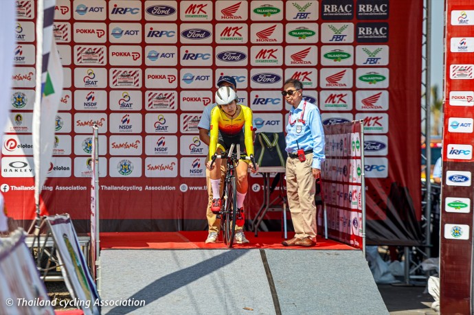 Маткаримов Шахрух готовится к старту разделки 21,4 км, юниоры