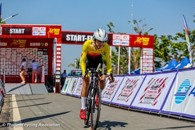 Маткаримов Шахрух сразу после старта разделки 21,4 км, юниоры